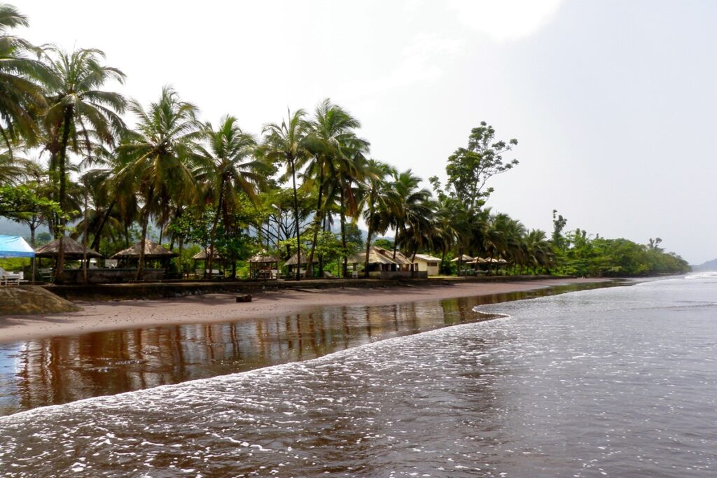 Cameroun le tourisme tangue au bord des plages spectaculaires du pays, la raison