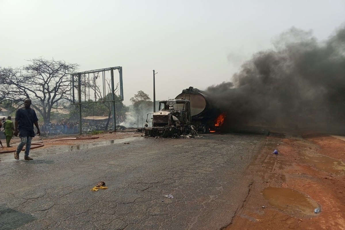 Mali : des dizaines de camions de carburant détruits dans une attaque de jihadistes présumés Explosion d’un camion citerne au Nigeria le bilan s’alourdit