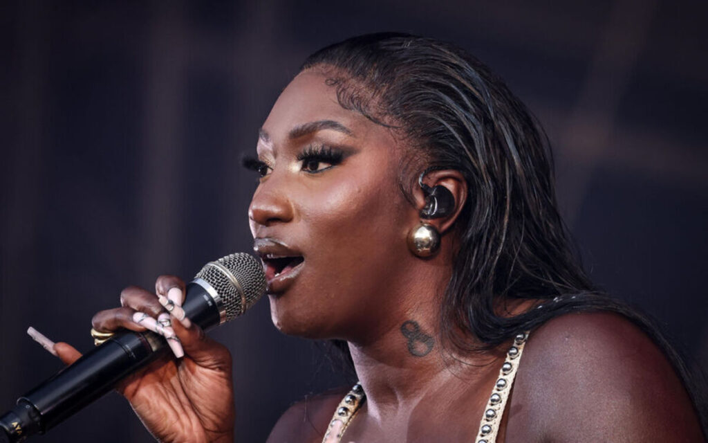 Incroyable ! Aya Nakamura devient la 2ᵉ artiste féminine française à…