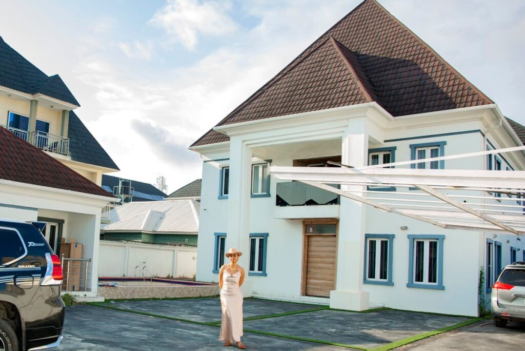 Regina Daniels l’actrice défie son mari et s’offre une maison