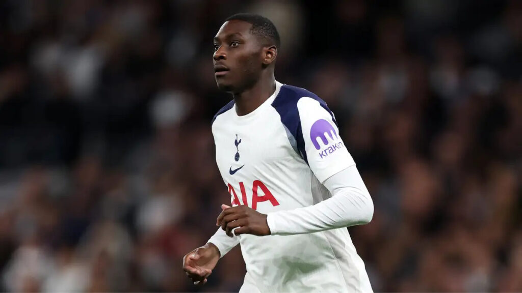 Blessé à la mâchoire, Kolo Muani échappe au pire