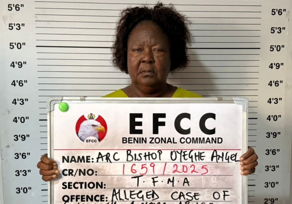 Mauvaise nouvelle pour la pasteure qui a versé des billets d'argent sur une vache en plein culte