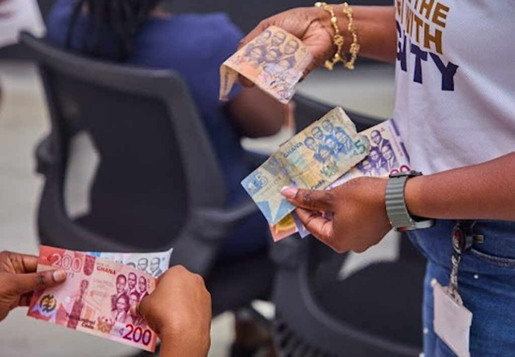 Ne serrez pas le cedi, n'écrivez pas dessus et ne ... ; ces conseils du Gouverneur de la BOG