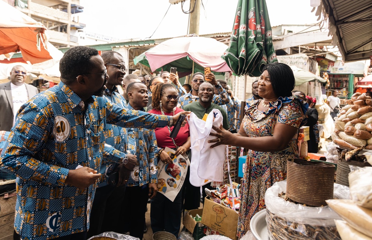 Dr Johnson Asiama, s'est rapproché de la population pour leur sensibiliser sur la bonne manipulation des billets de cedi.