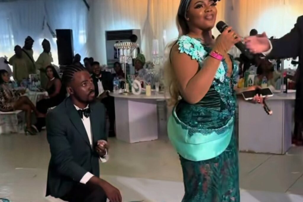 Nigeria elle gifle son homme après sa demande en mariage (vidéo)