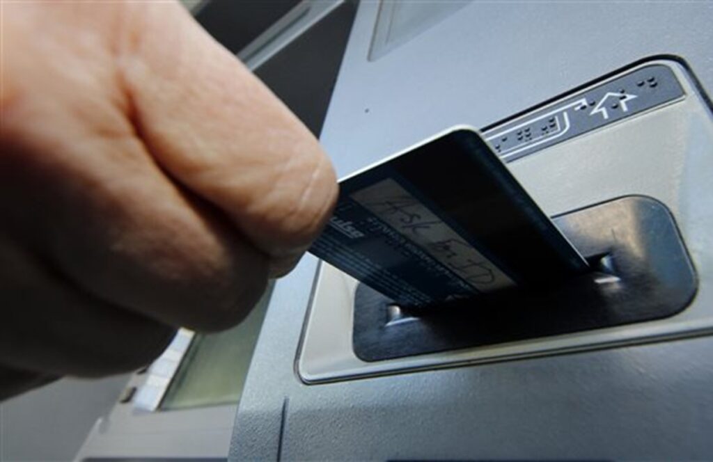 Peut-on confier le code de sa carte bancaire à son compagnon La justice tranche