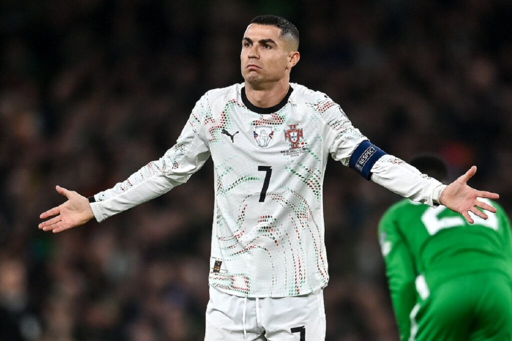 Cristiano Ronaldo Carton Rouge