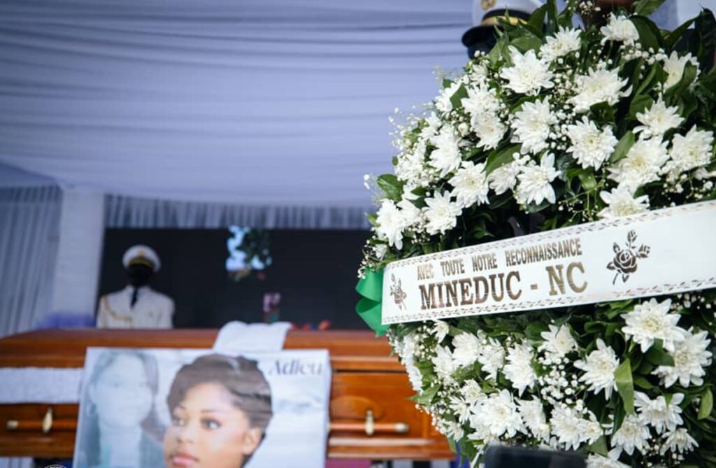 RDC images déchirantes de l'enterrement de Bonnette Élombe Kemfuni, l'enseignante populaire sur TikTok