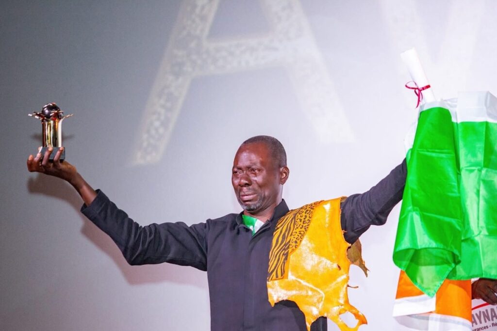 Sotigui Awards 2025 l’acteur Fortuné Akakpo récompensé pour son rôle dans Les Nounous