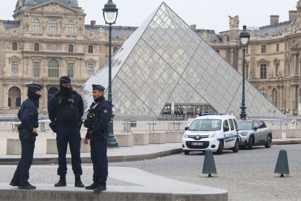Braquage du Louvre : l'enquête révèle que les voleurs auraient pu...