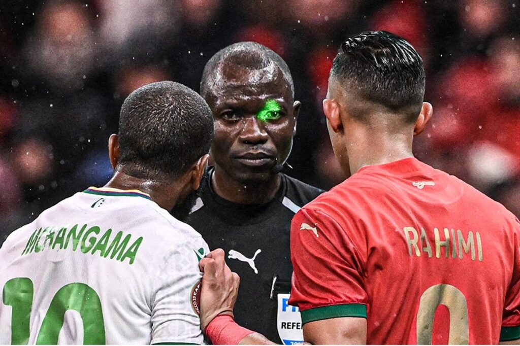 CAN 2025 l’utilisation de lasers par des supporters marocains lors du match d’ouverture dénoncée