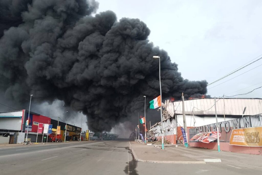 Côte d’Ivoire le magasin China Town en feu (vidéo)