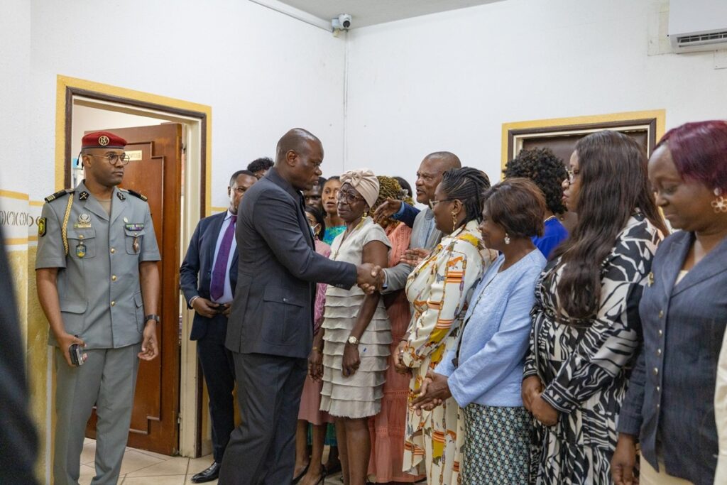 Gabon Brice Oligui Nguema effectue une visite surprise à la fonction publique et fait un constat amer (vidéo)