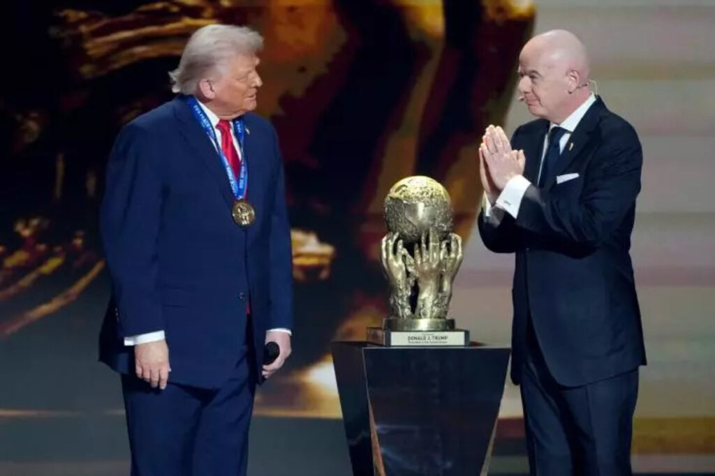 Zappé par le Prix Nobel, Donald Trump décroche le prix de la paix de la FIFA