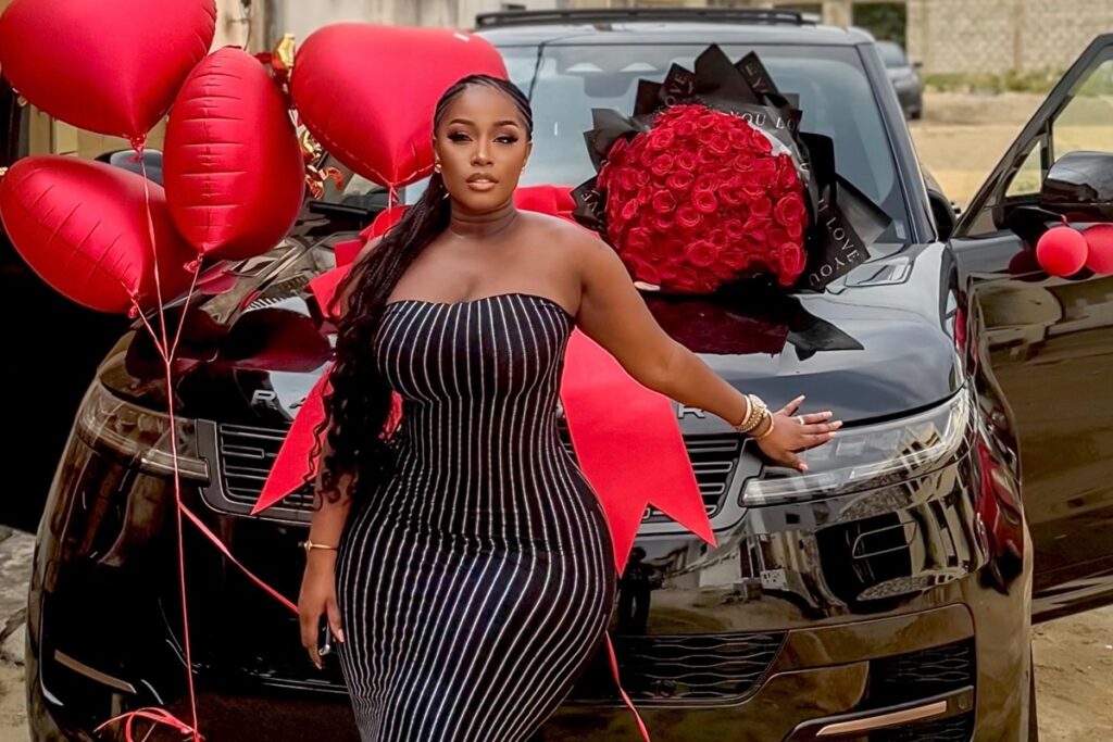 Carmen Sama reçoit une Range Rover de son Valentin ce que l’on sait sur l’homme derrière ce cadeau