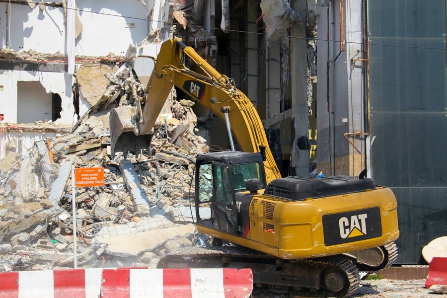 Côte d'Ivoire un immeuble R+5 menaçant de s'écrouler démoli à Marcory