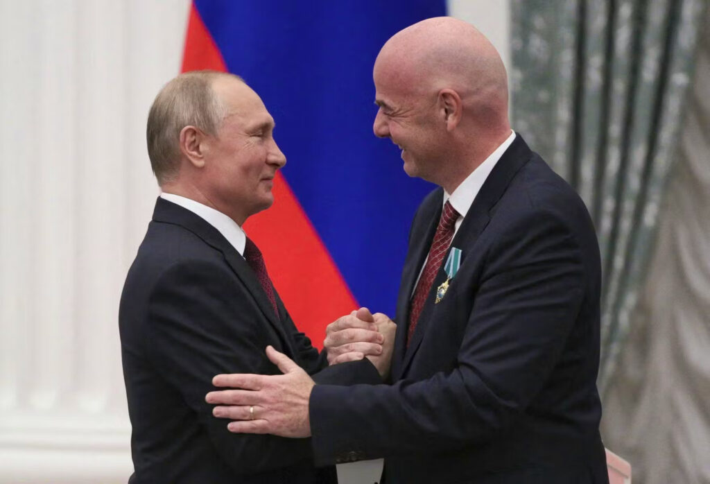 Foot : le patron de la Fifa appelle à la levée de la suspension de la Russie