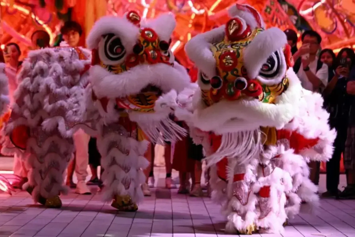 Insolite : des policiers se déguisent en danseurs traditionnels pour arrêter un voleur