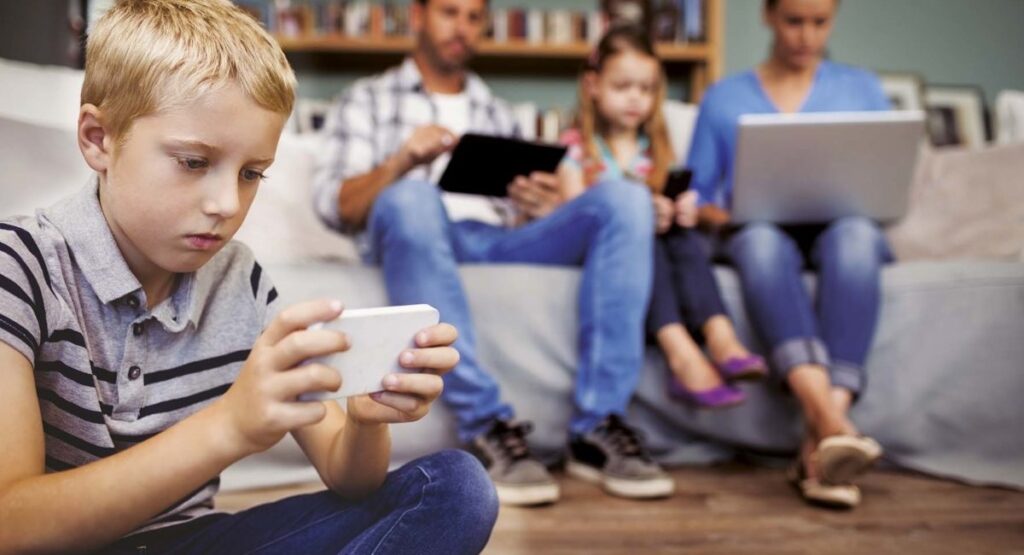 Les écrans, cette solution prisée des parents pour occuper les enfants