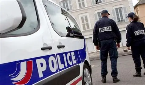 Voiture de Police et deux policiers
