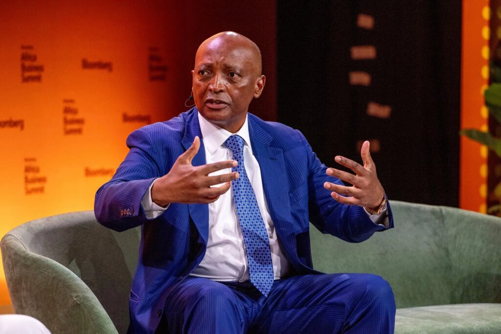 Le Président de la CAF en visite au Sénégal pour...