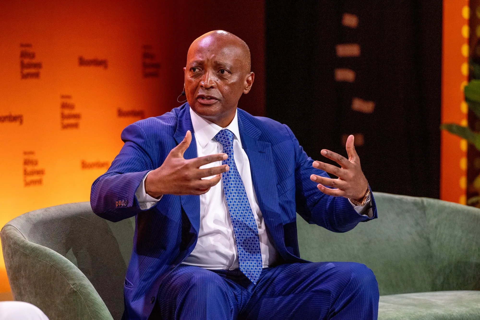 Le Président de la CAF en visite au Sénégal pour...