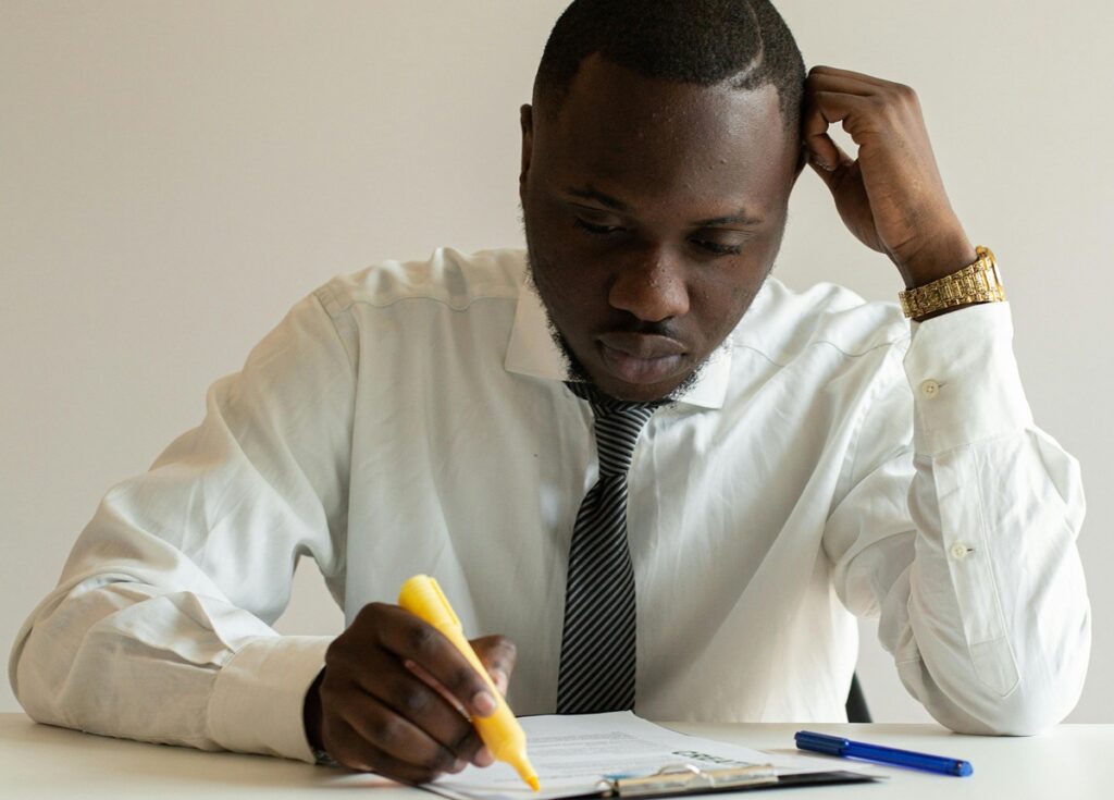 Homme noir avec cahier et stylo