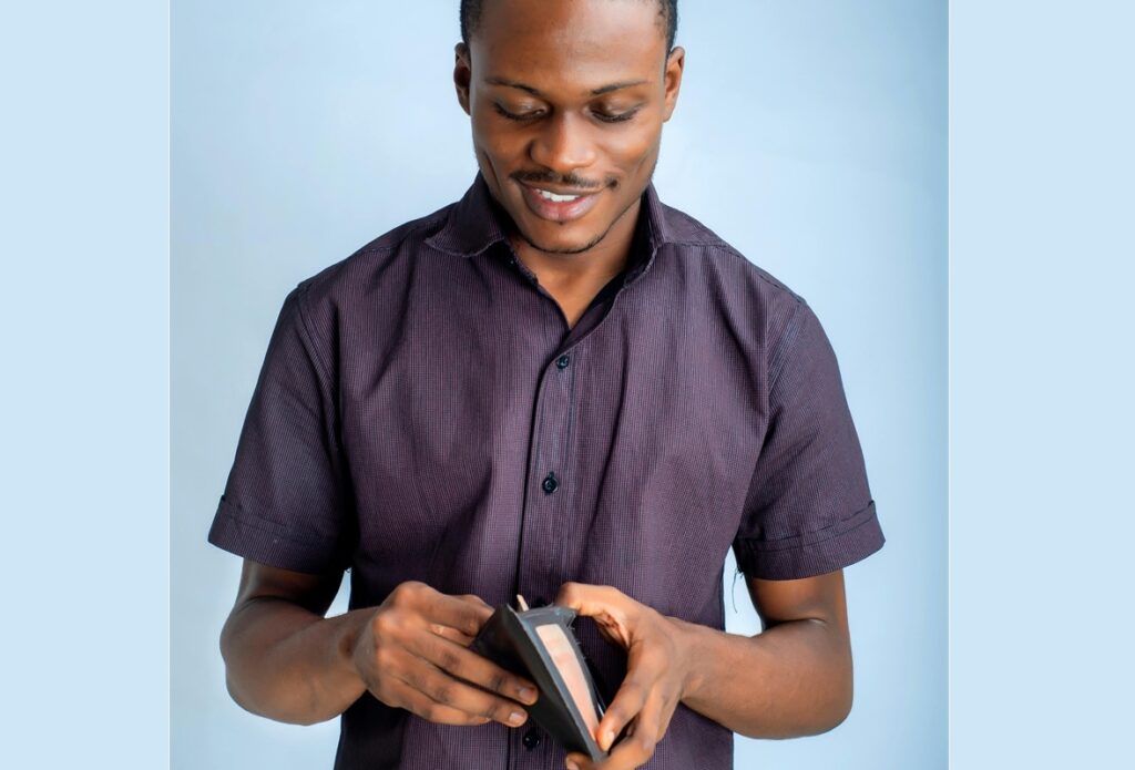jeune noir avec porte-monnaie