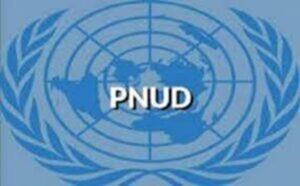 Avis de recrutement du Bureau régional du PNUD pour l'Afrique, salaire attractif (13 mai 2026)Le Programme des Nations unies pour le développement (PNUD) fait partie des programmes et fonds de l'ONU. Son rôle est d'aider les pays en développement en leur fournissant des conseils mais également en plaidant leurs causes pour l'octroi de dons. C'est ainsi que ce programme travaille en collaboration avec de nombreux autres programmes comme l'Onusida et d'autres organisations internationales (UPU et OMS notamment). Son siège est situé à New York, aux États-Unis. Le PNUD comprend, à l'instar du groupe de la Banque mondiale, plusieurs entités distinctes : le PNUD lui-même bien sûr, mais aussi ONU Femmes, le service des Volontaires des Nations unies (VNU), le Fonds d'équipement des Nations unies (FENU), le Bureau des Nations unies pour les services d'appui aux projets (UNOPS), le Bureau de lutte contre la désertification et la sécheresse (BNUS/UNSO). En 2012, 36 pays sont membres du Conseil d'administration [archive] du PNUD. Ce dernier est chargé d'approuver les programmes et d'appliquer les politiques formulées par l'Assemblée générale des Nations unies. L'Administrateur du PNUD est la troisième personne la plus importante dans la hiérarchie onusienne, après le secrétaire général et le vice-secrétaire général de l'Organisation. Le PNUD met le partenariat au centre de tous les aspects de son travail. Nous offrons une présence quasi universelle. Nous sommes déterminés à mobiliser les moyens nécessaires à la mise en œuvre du Programme 2030 grâce à un Partenariat mondial revitalisé pour le développement durable, où l’accent sera mis sur les besoins des plus démunis et des plus vulnérables. Avis de recrutement du Bureau régional du PNUD pour l'Afrique, salaire attractif (13 mai 2026)