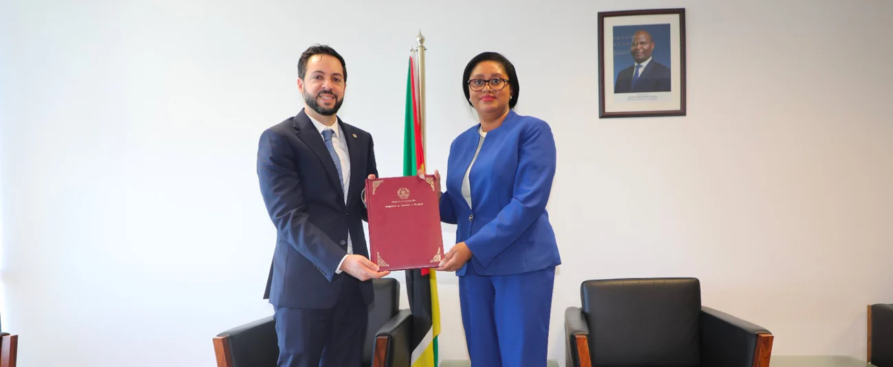 Échange de documents entre Rômulo Cunha Corrêa, chef du bureau pays du Groupe de la Banque africaine de développement pour le Mozambique, et Carla do Rosário Fernandes Loveira, ministre des Finances du Mozambique, à l’issue de la signature d’un accord d’aide d’urgence d’un million de dollars provenant du Fonds spécial de secours du Groupe de la Banque.
