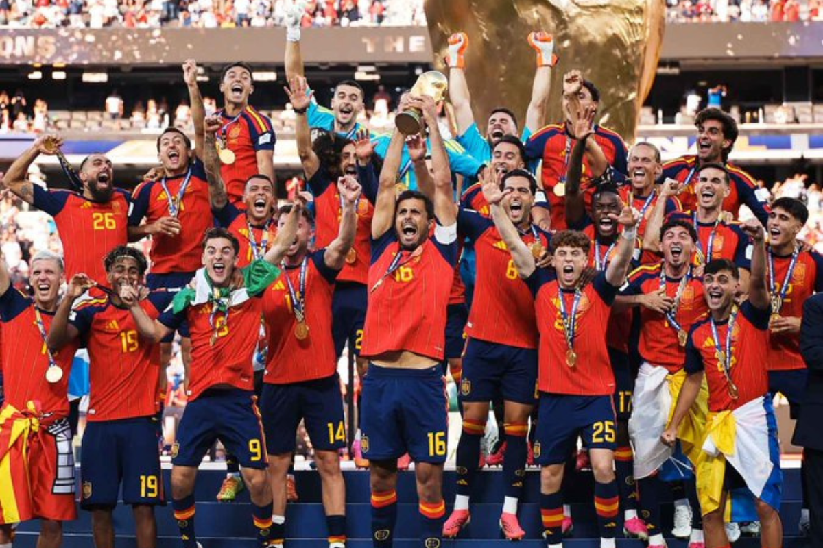 Trump et Gianni Infantino humiliés par l’Espagne ? La photo officielle des champions fait exploser les réseaux sociaux