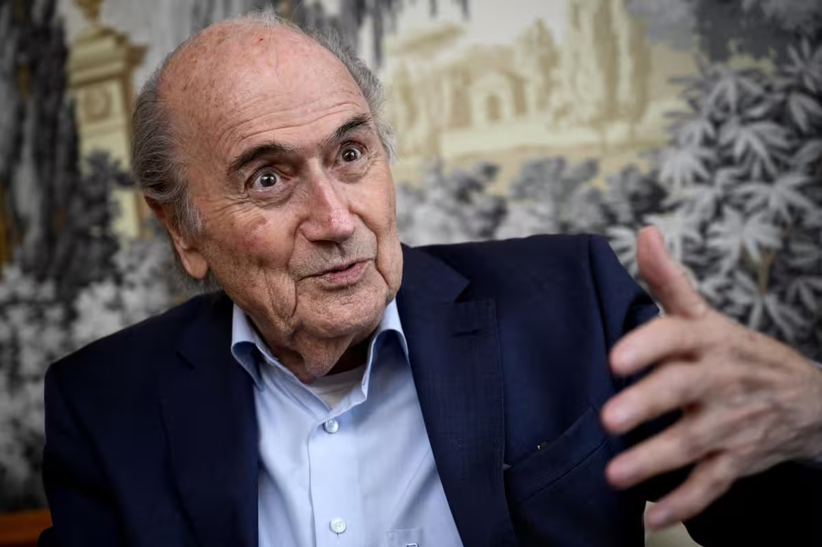 Un président corrompu par un coup de fil Trump ? Sepp Blatter tacle la FIFA d'Infantino dans l'affaire Balogun