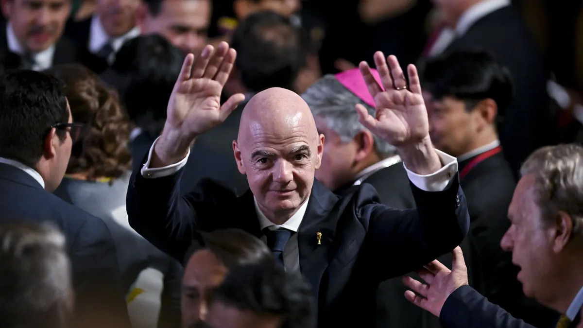 Gianni Infantino seul contre l’UEFA, l’AFC et la Concacaf