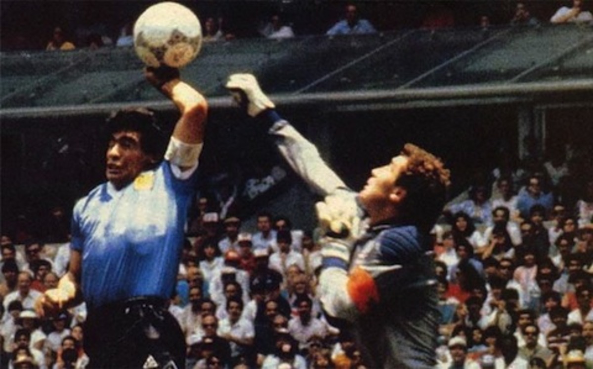 Maradona : Le ballon de la « Main de Dieu » mis aux enchères à un prix fou