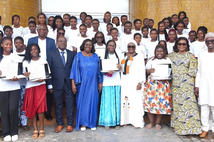 Au Togo, 60 jeunes filles ayant obtenu de bonnes performances au BAC II ont été récompensées le 18 septembre 2026 à Lomé.
