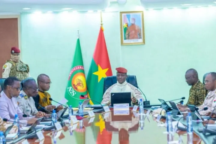 Ibrahim Traoré et les membres du gouvernement burkinabè réunis autour d’une table lors d’un Conseil des ministres