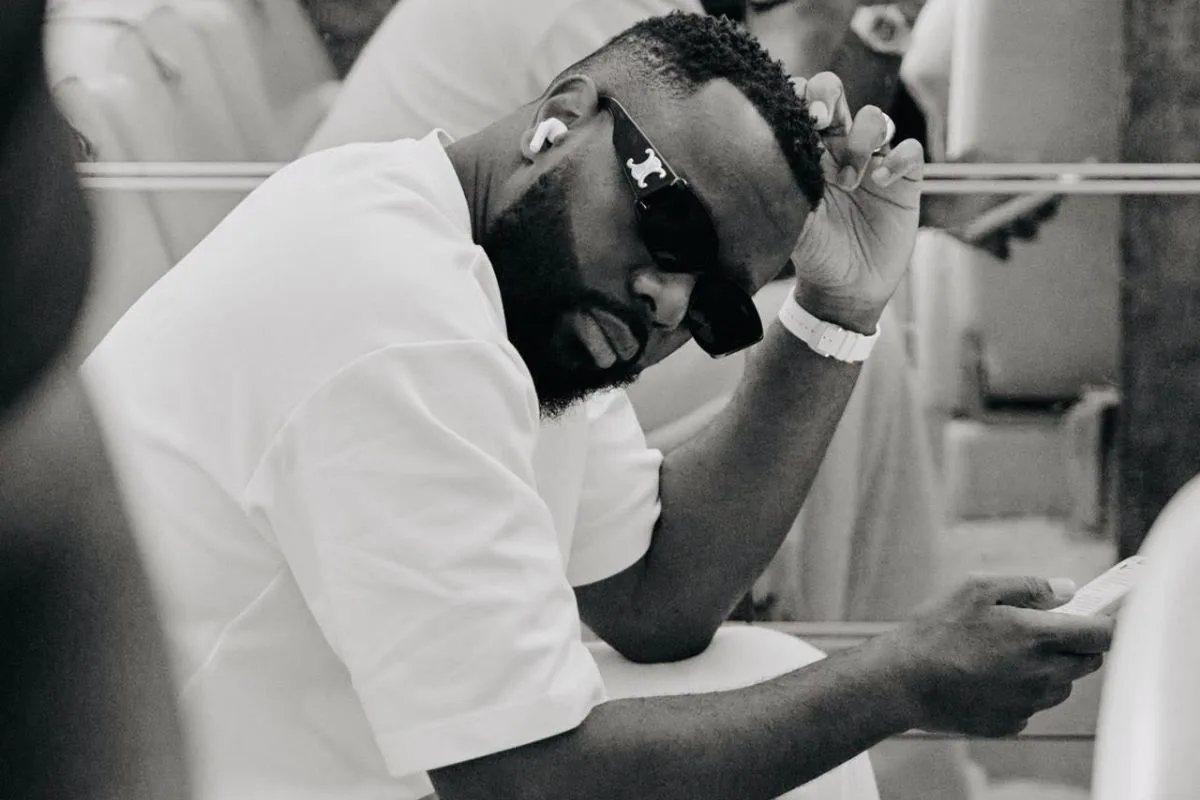 Portrait en noir et blanc du chanteur Gims, dont la tournée Carpe Diem Tour a été reportée pour des raisons médicales